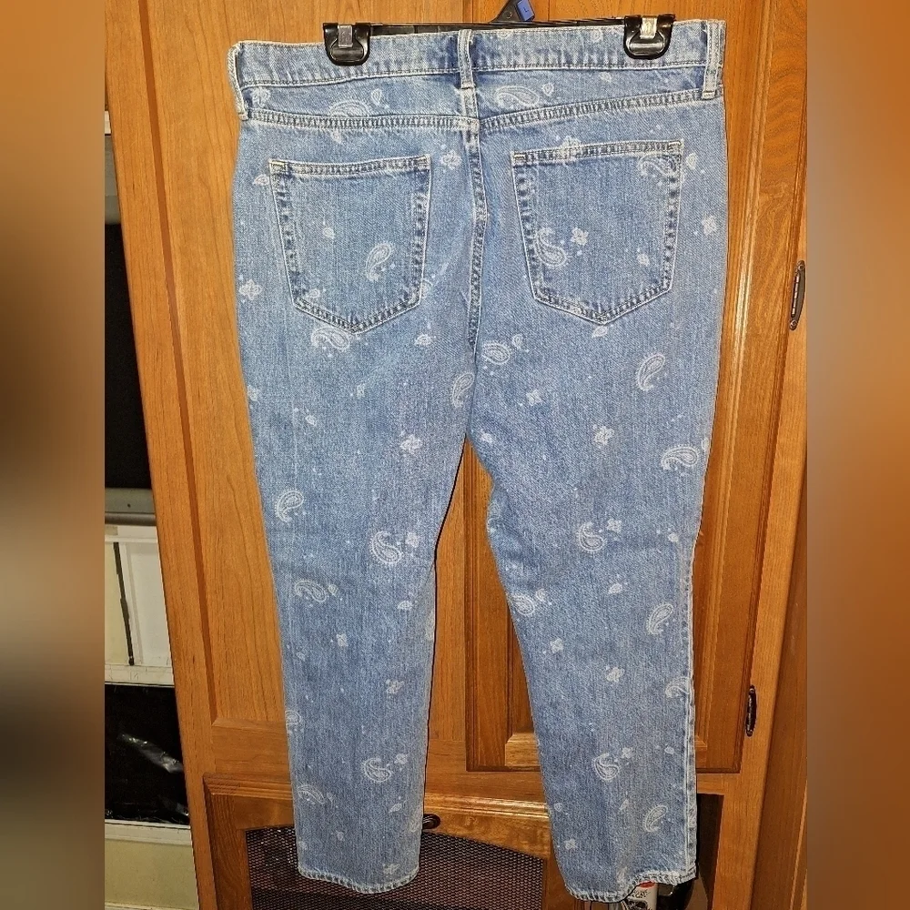 A pair of Gap Best Girlfriend jeans In a ladies 17 waist x 25 inseam. Paisley